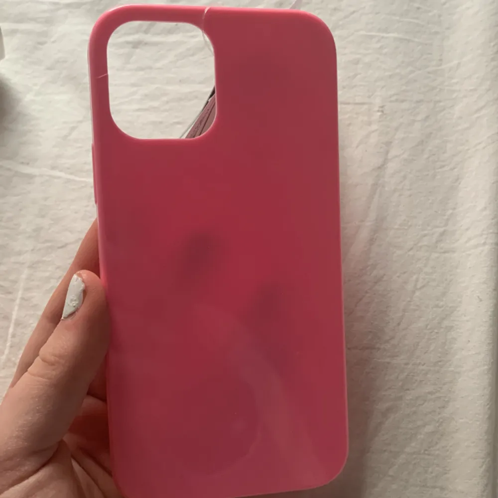 Säljer dehär jättefina helt nya rosa mobilskalet för en iPhone 12❣️råkade nämligen köpa för fel mobil så jag kan inte använda det! Nypris är 79 kr. Övrigt.