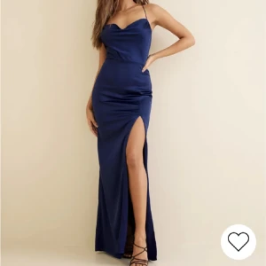 Balklänning  - Säljer min fina balklänning som jag använde på min bal. Den är öppen i ryggen. Den är i ett väldigt fint skick! Skriv gärna vid frågor och för fler bilder!