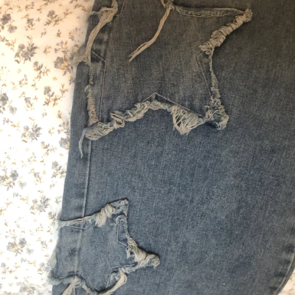 Skitcoola jeans med stjärnor på med lite tras på sidorna som ingår i designen☺️🎀använd gå gånger då den är för stor💕sitter som en M-L. Jeans & Byxor.