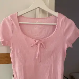 Oanvänd croppad t-shirt i fin rosa färg 