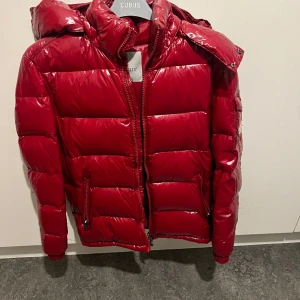 Moncler Maya  - En Moncler Maya som har använts en vinter. Helt ren och i 8/10 skick