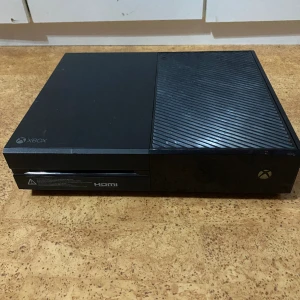 Xbox one, 1 kontroll - Hej nu säljer jag mitt xbox one som jag inte använder längre de följer med 1 kontroll och 2 spel, gta 5 och red dead Redemption 2