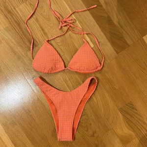 Bikini  - Söt bikini ifrån BikBok! Nästan aldrig använd båda delarna storlek 36. 75 kr delen 🌸
