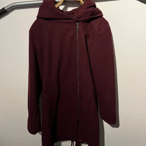 Vinröd rock - En vinröd jacka Ny! Tror storleken är M/ liten L