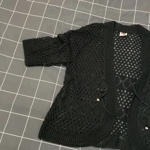 En svart stickad tröja  - Jag har haft den i några månader och använt den några gånger. Vill bli av med mycket av det jag har för att jag ska flytta snart. 