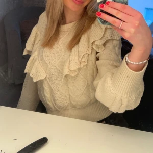 Stickad tröja - säljer nu min fina stickade tröja med volang som är från Only. Köptes i Danmark förra året å är i mycket fint skick. 💕