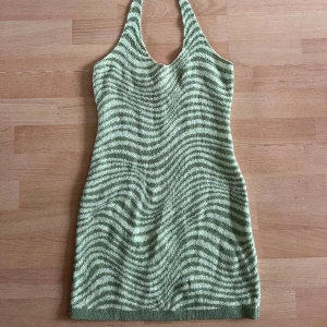 Stickad klänning - HM - Stickad klänning från HM i strlk S. Använd ett fåtal gånger, bra skick!