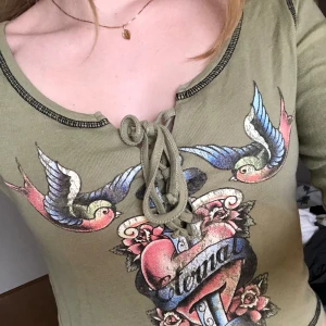 Grön topp - En långärmad skogsgrön topp från urban outfitters i storlek M💕 den går inte att köpa längre, kom privat för fler bilder eller frågor, priset kan diskuteras💕