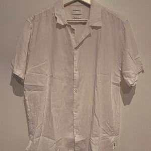 Vit linneskjorta, perfekt för sommaren. Härlig och luftig vit linne skjorta.