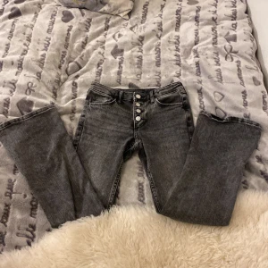 Grå/svarta lågmidjade Bootcut jeans. - Använda 3 Gånger. Original pris: 250.💕💕💕