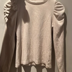 Lindex tröja  - Säljer denna tröjan för den intr kommer till andvändning💕 jättefin, andvänd några gånger storlek 146/152🫶🏼