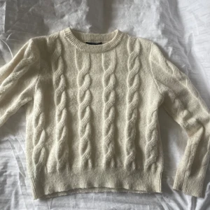 Stickad tröja  - Jättemysig stickad tröja från Mango, bra skick. Perfekt under våren till ett par jeans eller till en kjol på sommaren❣️Storlek M men skulle säga att den är mindre i storleken typ s