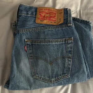 Levis jeans - Säljer nu riktigt fina levis jeans storlek w29/L30, knapp använda.  Nypris 1200-1400kr  Mitt pris 219kr!