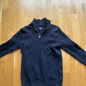 Navy stickad half zip - En half zip från only and sons i xs. Använt fåtal gånger i mycket bra skick.