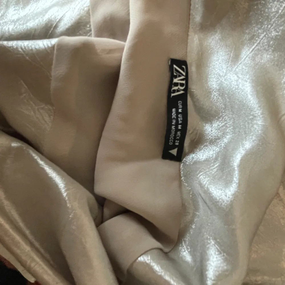 Så så fin festklänning från Zara i helt nytt skick! Använd en gång, skulle säga att den passar S ist för M🥰.. Klänningar.