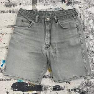 Wrangler shorts. Midjemått 85cm, innerbenslängd 21cm, totala längden 47cm. Står ingen storlek, men de passar som M/38.