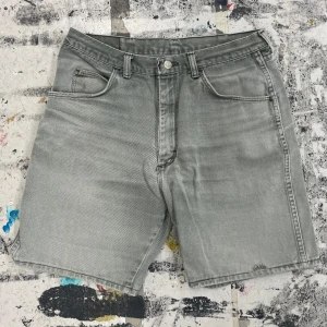 Wrangler Shorts - Wrangler shorts. Midjemått 85cm, innerbenslängd 21cm, totala längden 47cm. Står ingen storlek, men de passar som M/38.