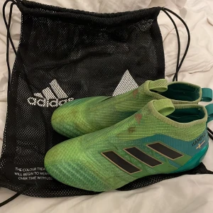 Adidas Ace 17+ - Adidas Ace 17+ i färgen grön. Bra skick förutom en väldigt liten skada i strumpan på ena skon (se sista bilden). Lite smutsiga men annars väldigt fina. Storlek 37 1/3.