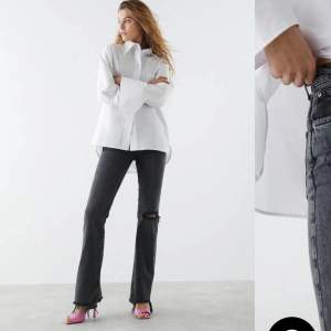 Jätte fina flare jeans från ginatricot! Finns inga defekter, förutom att det är LITE slitna ner till benen🙌🏻 Säljer då dem är lite förstora🙃 