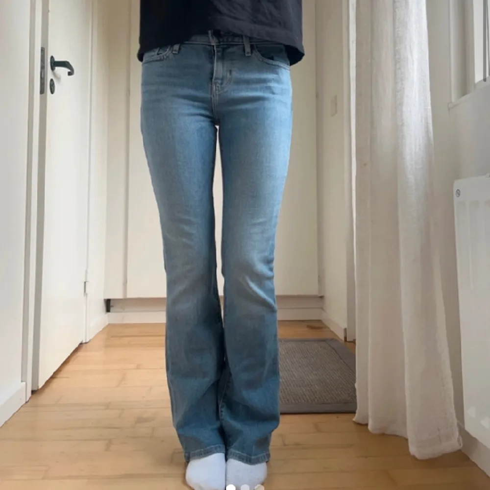 LÅNADE BILDER!💕ett par super snygga levis jeans som jag köpt på vinted❤️de va tyvärr lite förkorta för mig som är 168🥲jag har sprättat upp de längst ner (se sista bilden)🥰modell: 715 bootcut. Jeans & Byxor.