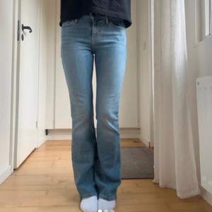 LÅNADE BILDER!💕ett par super snygga levis jeans som jag köpt på vinted❤️de va tyvärr lite förkorta för mig som är 168🥲jag har sprättat upp de längst ner (se sista bilden)🥰modell: 715 bootcut