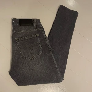 Tiger of sweden jeans - Hej! Säljer nu dessa jeans från tiger of sweden! Dem är i stort sätt oanvända och skicket är 10/10. Modellen är pistolero och storleken är 29/32 men passar bäst som 29/30. Han på bilden är 175 cm lång. Hör av er vid frågor! PRIS KAN DISKUTERAS.