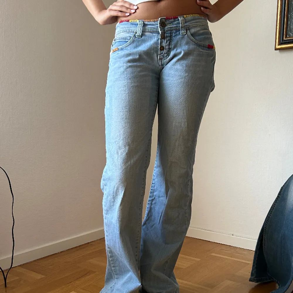 Jeans med snygga färg detaljer. Skriv för mått eller flera bilder!!. Jeans & Byxor.