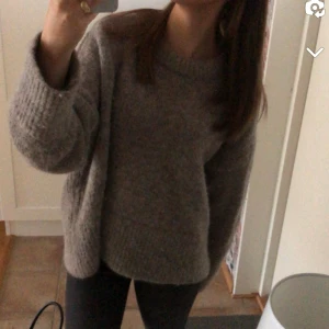 Mysig tröja - Mysig stickad tröja med alpacka ull. Det är en lyxig tröja som passar till allt. Den är använd få gånger och i bra skick. Skriv vid funderingar🥰