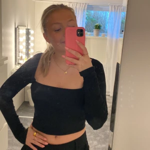 Svart topp - Cool svart topp från zara! Det är en fyrkantig urringning på tröjan och den är croppad!