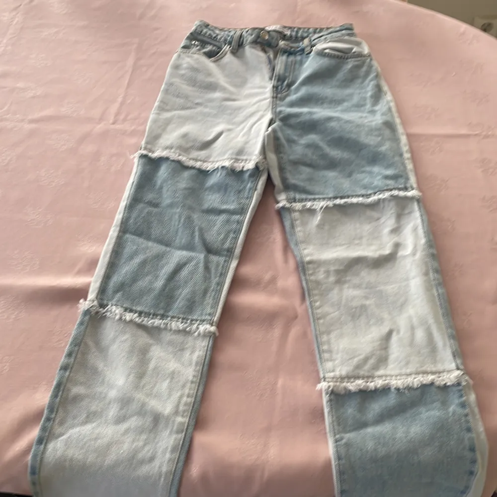 Jeans jätte fina tycärr för små aldrig använt. Jeans & Byxor.