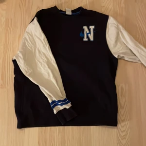 Nike sweatshirt - Retro nike sweatshirt som är i mycket bra skick! Hör av din om du har några funderingar😃storleken är L men passar även dig som har M