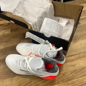 Fotbollsskor - Helt nya adidas X Speedflow i storlek 7,5 (41 och en tredjedel). Helt nya i kartong 