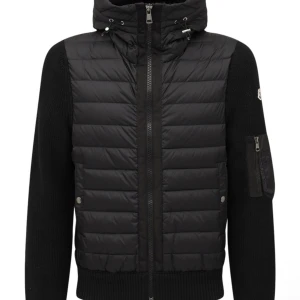 Moncler jacka ny - Storlek L köpt på nk Stockholm nypris 11000,  Skick: 9/10