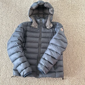 Colmar dunjacka - Säljer nu denna jacka eftersom den blivit för liten för mig. Köpt från Zalando, Og pris är 5500. Storlek 44. Inga synliga deflekter. Fråga gärna, pris inte fast! 