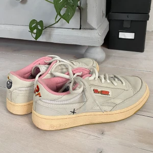 Reebok skor - Ett par coola Reebok sneakers med Tom & Yerry motiv. Använda men inte slitna. Skriv gärna om du har några frågor 🐭🐈