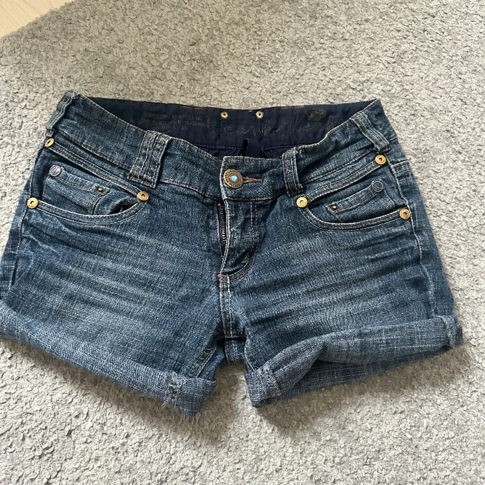 Supersnygga low waist vintage 2000’s jeansshorts, med design på fickorna.  Rökfritt hem, Nästan aldrig använda. Frakt betalas av köparen.. Shorts.