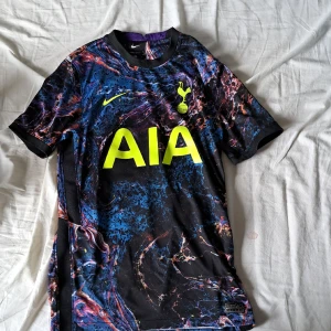 Fotbollströja tottenham  - Säljer nu min tottenahm tröja för att den inte passar eller används längre. Modellen är bortatröja från 20-21 med namn och nummer: dele 20 på ryggen. Nypris ligger runt 1000, köpt på nikes hemsida. Skriv vid minsta fråga eller fundering. 