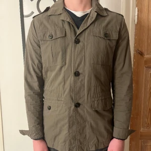 Overshirt - Snygg overshirt i storlek s. Modell är 173 och upplever att den är någorlunda lång. Den är i väldigt bra skick då den knappast är använd 9/10. Tveka inte på att höra av er vid minsta fundering.😃