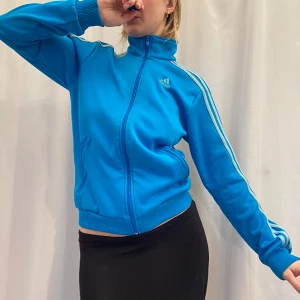 Blå adidas jacka - Såå cool färg oanvänd