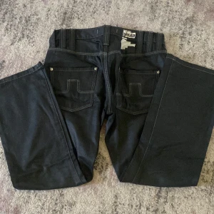 J.linerberg jeans från 2000-talet!!! - Dessa byxor är min mammas gamla från 2000-talet. Det har inga defekter och sitter så fint!💕  Denna modell ska vara lite kortare i benen men sitter som vanliga jenas på mig som är 160-165! Priset kan diskuteras🩷