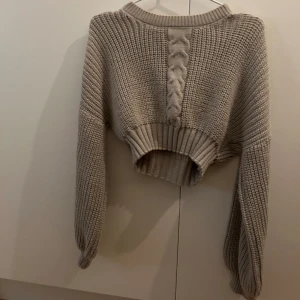 Stickad cropped tröja från NAKD  - Storlek S