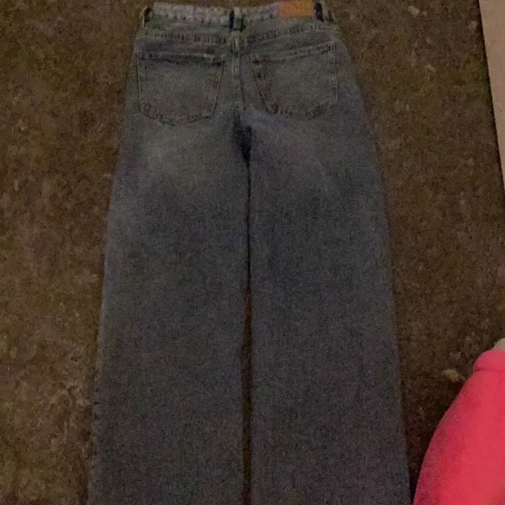 Det är jätte fina jeans som blev för små för mig har använt typ 4 gånger men jag ville inte slänga så jag säljer dom istället . Jeans & Byxor.