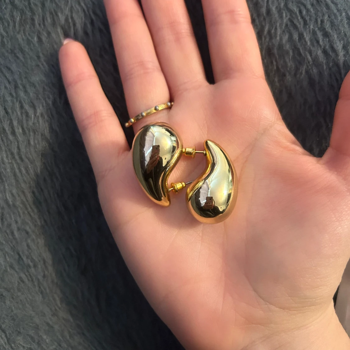 Samling av mobilskal och örhänge 50kr - 90