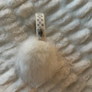 KURT GEIGER ÖRONMUFFAR - Säljer jättefina Kurt geiger öronmuffar🪽  Aldrig använt, så gott som ny! Ord pris: 500 kr  