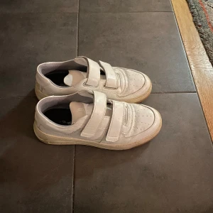 Acne studios skor  - Acne skor storlek 43, i nyskick. Box finns säljer då jag inte använder så ofta