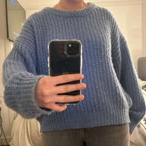 Blå stickad tröja!💙 - Blå, fin stickad tröja från Lindex i storlek L!💙