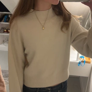 Vit stickad tröja  - Säljer den här jättefina stickade tröjan från Other stories som är i superbra skick då den inte kommer till användning. Skriv för fler bilder