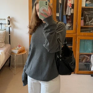 Oversized sweatshirt  - Säljer en super mysig sweatshirt. Den har ett rutit mönster och en fin grön/grå färg. Den sitter Oversized och den har inga defekter. Den köptes på Emmaus Secondhand och säljer då den inte kommer till användning.