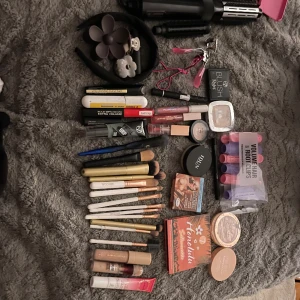 Smink/hudvård/hår - Säljer allt detta för 150 kr! Visa saker är använda då jag säljer de för lägre pris , kan sälja styck oxå o då får du skriva vilken/vilka du e intresserad av🤍om de är något som är använt jätte jätte mycket så får du de för 5-10 kr  Hårfönen 250 kr! 