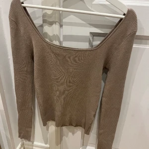 långärmad topp - säljer denna jätte fina långärmade topp som jag inte vet vart den är ifrån ❣️